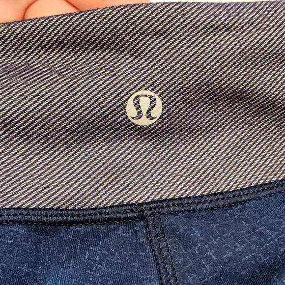 LULULEMON *Special Edition* Wunder Under Crop - Blue/Black/White - Size 4 - Picture 10 of 13